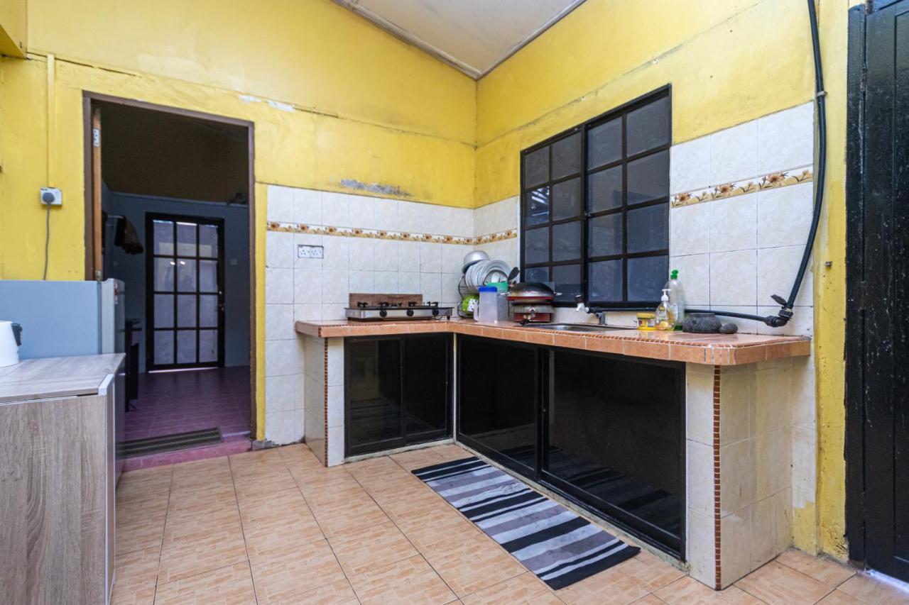 Aiza Homestay Opposite Abang Strawberry Taman Sedia Tanah Rata Exterior photo