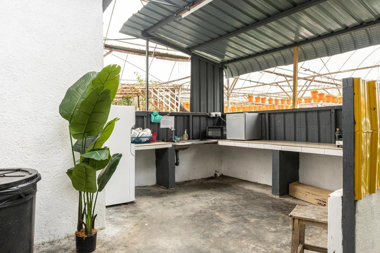 Aiza Homestay Opposite Abang Strawberry Taman Sedia Tanah Rata Exterior photo